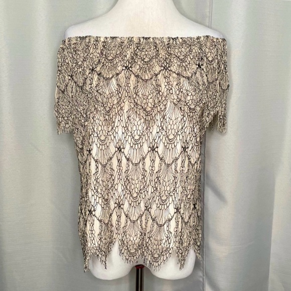 Scalloped lace off shoulder top - Picture 2 of 7